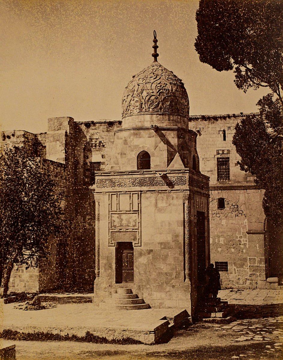 Kubbetü’s-sahre’nin avlusunda bulunan Memlük dönemine ait Kayıtbay sebili (İÜNEK, II. Abdülhamid Han Fotoğraf Albümleri, nr. 90504/12)
