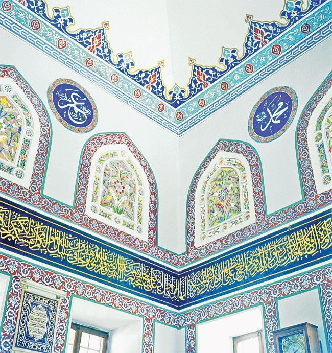Ağa Camii’nin kitâbe kuşağı ve revzenleri