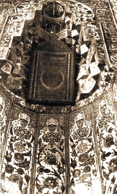 Eşrefoğlu Rûmî Camii’nin çini kaplamalı mihrabının eski  bir fotoğrafı (OA, III, lv. XI-3)