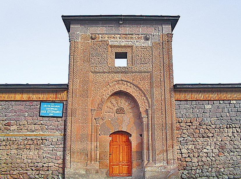 Taşkın Paşa Medresesi’nin taçkapısı