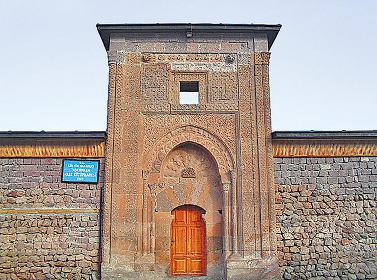 Taşkın Paşa Medresesi’nin taçkapısı