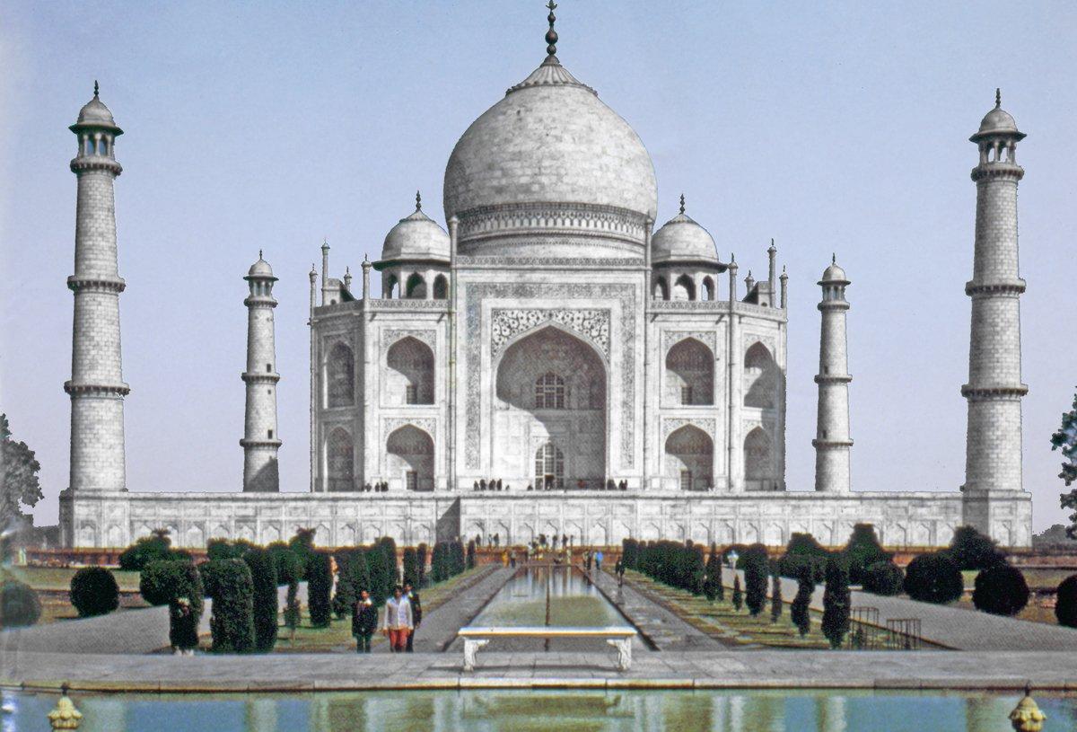 Restore edilmiş Hint-Türk İslâm bahçeleri içinde en önemli örneklerden biri olan Tac Mahal’in bahçesi – Agra/Hindistan