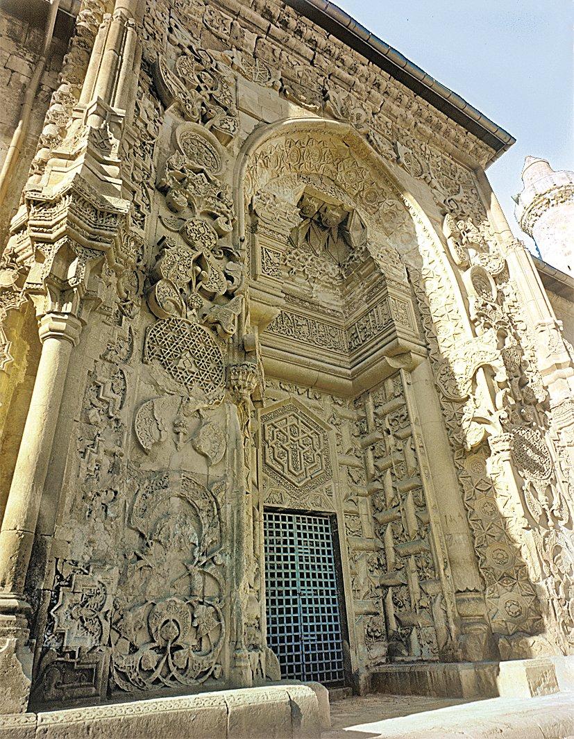 Divriği Ulucamii’nin taçkapı taş süslemesi
