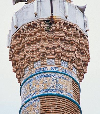 Sinan Paşa Camii’nin minare gövdesindeki çiniler