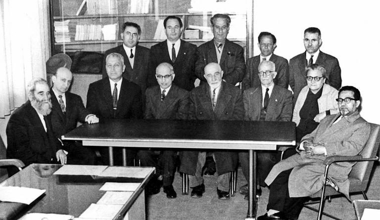 İstanbul Yüksek İslâm Enstitüsü hocalarından bir grup: Oturanlar (soldan sağa): Ömer Nasuhi Bilmen, Nihad Sâmi Banarlı, Sadettin Evrin, Şerif Hazım, Ali Üsküdarlı, Zekâi Konrapa, Şayeste Erman, Rahmi Şenses. Ayaktakiler (soldan sağa): Behcet Gökmen, Gündüz Akbıyık, Halil Can, Şahap Şimay, Ahmet Davudoğlu