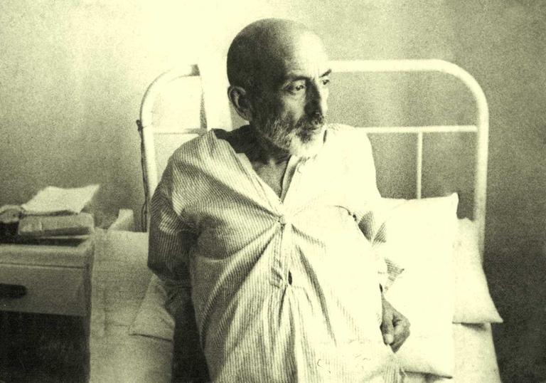 Mehmed Âkif Haziran 1936’da tedavi gördüğü Nişantaşı Sağlık Yurdu’nda(M. Ruyan Soydan koleksiyonu)