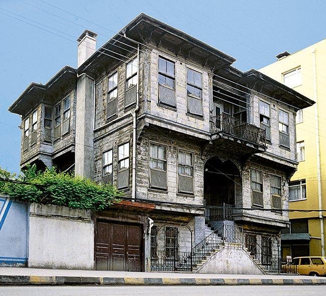 Adapazarı’nda çift katlı ahşap bir ev