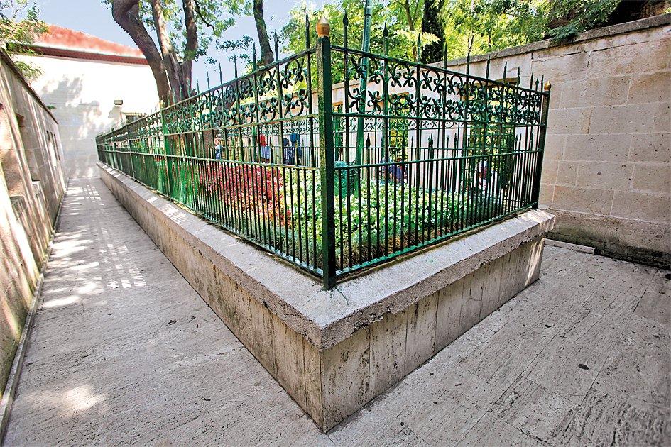 Beykoz Anadolukavağı Yuşa tepesindeYûşa‘ın kabri olduğu kabul edilen mezar