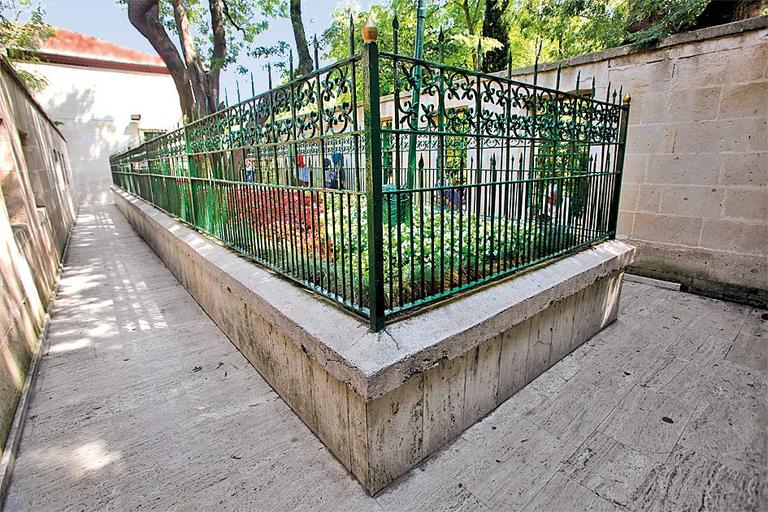 Beykoz Anadolukavağı Yuşa tepesindeYûşa‘ın kabri olduğu kabul edilen mezar