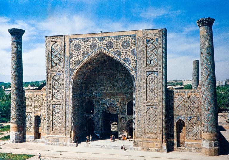 Uluğ Bey Medresesi’nin ön cephesi