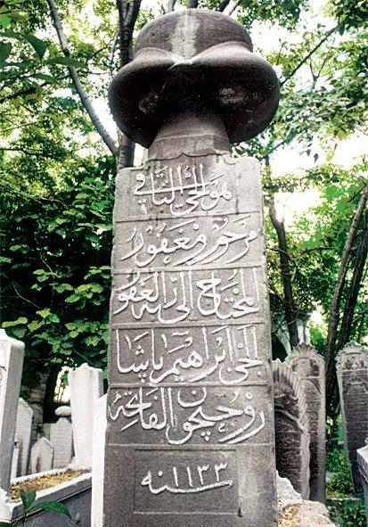 1718 yılında Viyana’ya giden ve “Elçi” unvanıyla anılan İbrâhim Paşa’nın Çemberlitaş Atik Ali Paşa Camii hazîresindeki mezar taşı – Fatih/İstanbul