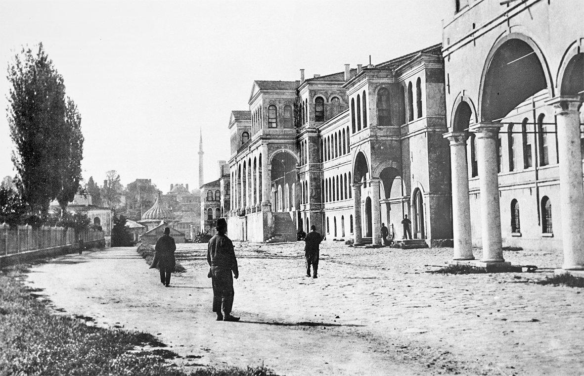 Bâbıâli binasının orta bölümünün üstünde öne doğru çıkık kısımdaki Şûrâ-yı Devlet Dairesi