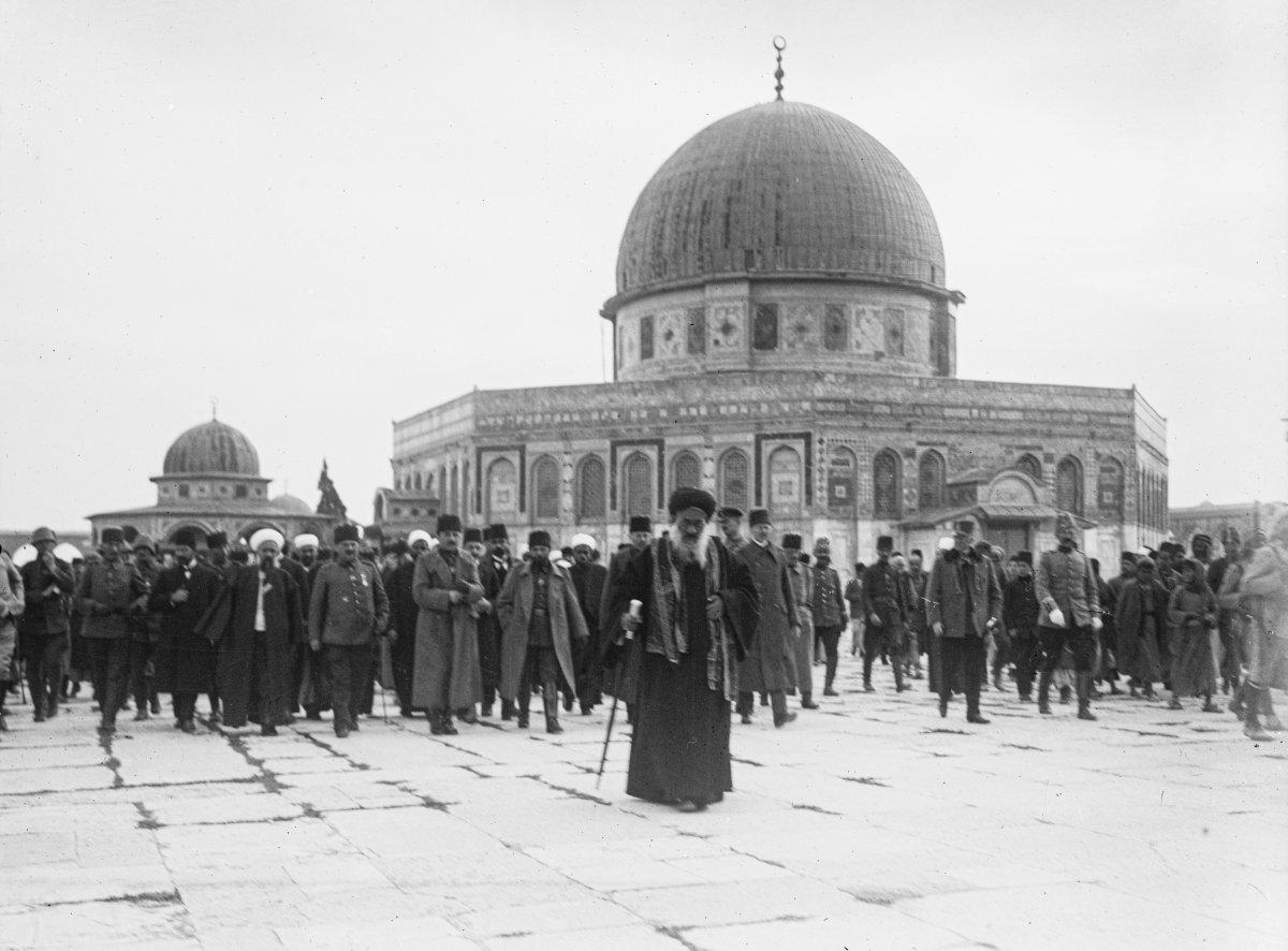 Harbiye Nâzırı Enver Paşa, solunda Cemal Paşa, sağında Mersinli Cemal Paşa ve Dördüncü Ordu müftüsü Esad eş-Şukayrî ile Kudüs’te Harem-i şerif avlusunda (26 Şubat 1916, Library of Congress Arşivi)