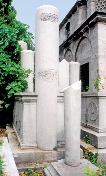 Hocazâde Esad Efendi’nin Abdülkadir Efendi Mescidi hazîresindeki mezarı – Eyüp/İstanbul