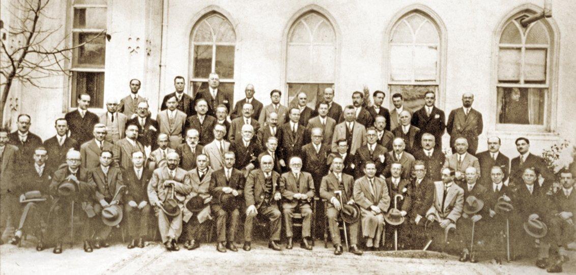 1933 yılı üniversite reformu öncesinde İstanbul Dârülfünunu hocalarının toplu fotoğrafı (İÜ Ed. Fak. Bilim Tarihi Bölümü Arşivi)