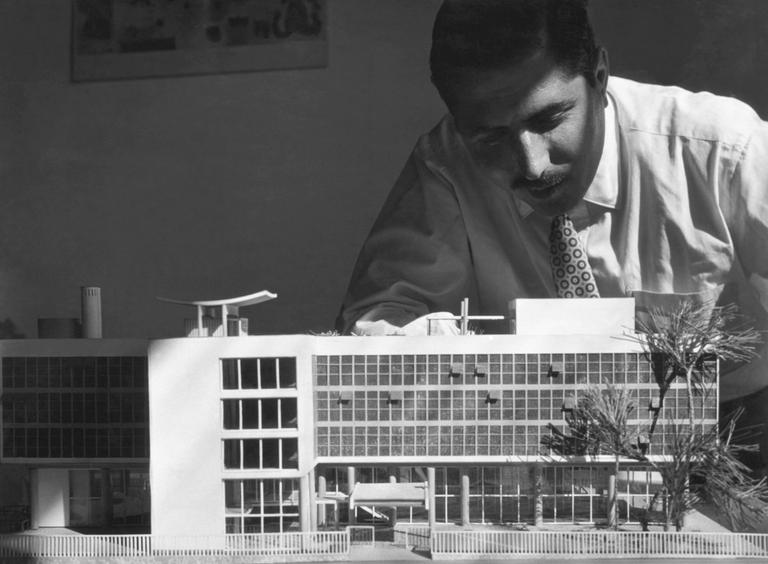 Turgut Cansever Anadolu Kulübü Oteli’nin maketini incelerken (Emine – Mehmet Öğün fotoğraf arşivi)