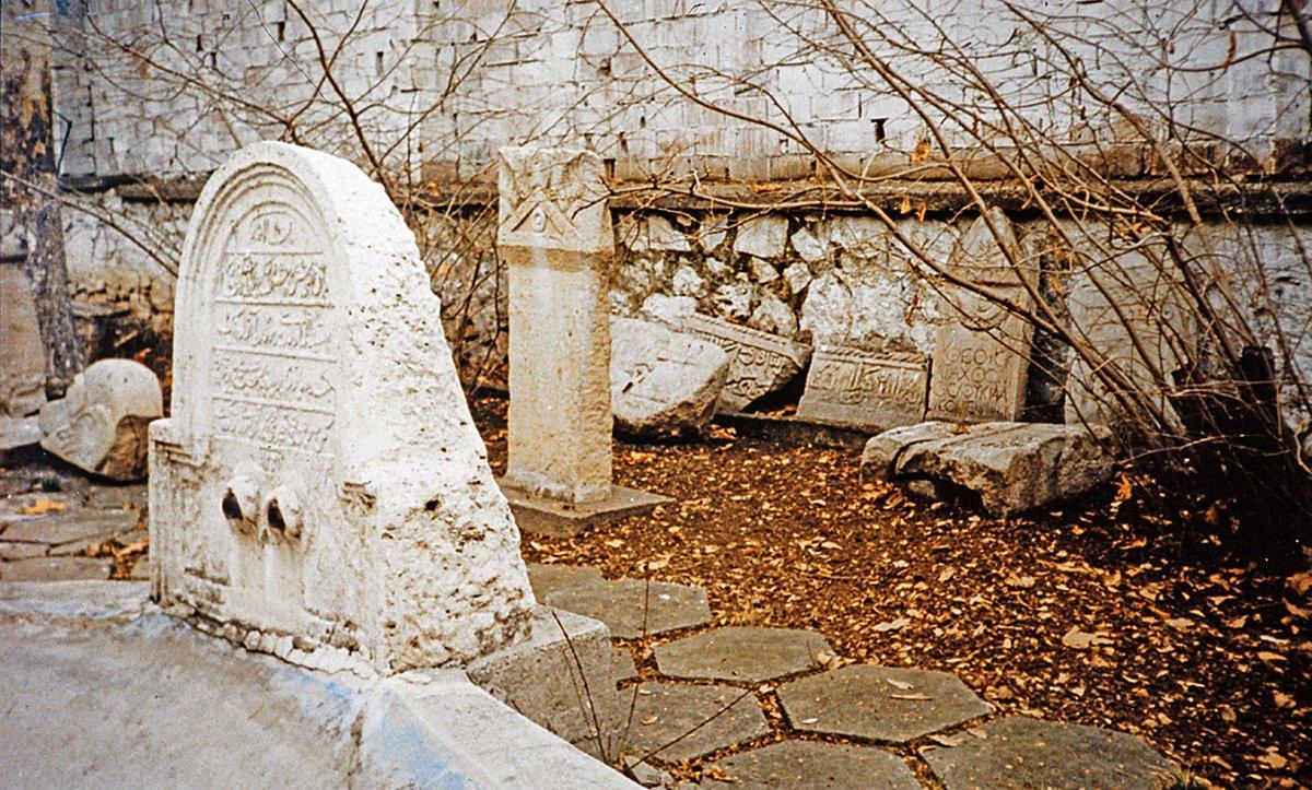Malatya Müzesi bahçesindeki tarihî eserlerden bir grup