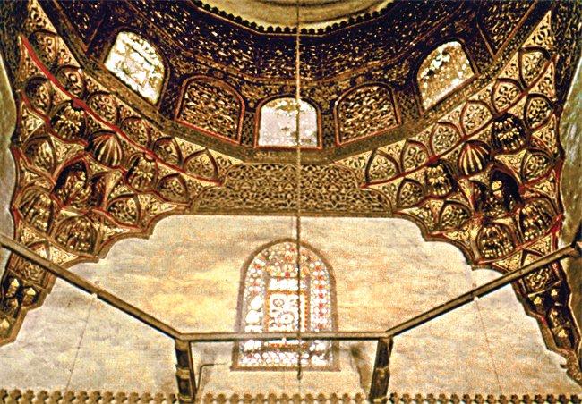 Memlük dönemi yapılarından Berkuk Medresesi’nin kubbe süslemesi ve pandantiflerdeki mukarnaslar