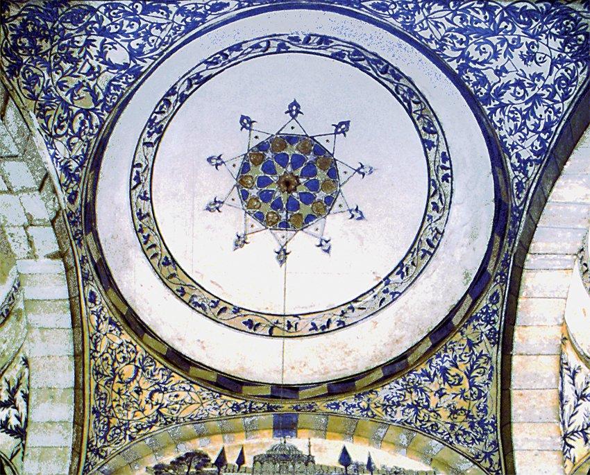 Priştine Fâtih Camii’nin son cemaat yerindekubbe içindeki kalem işi süslemeler