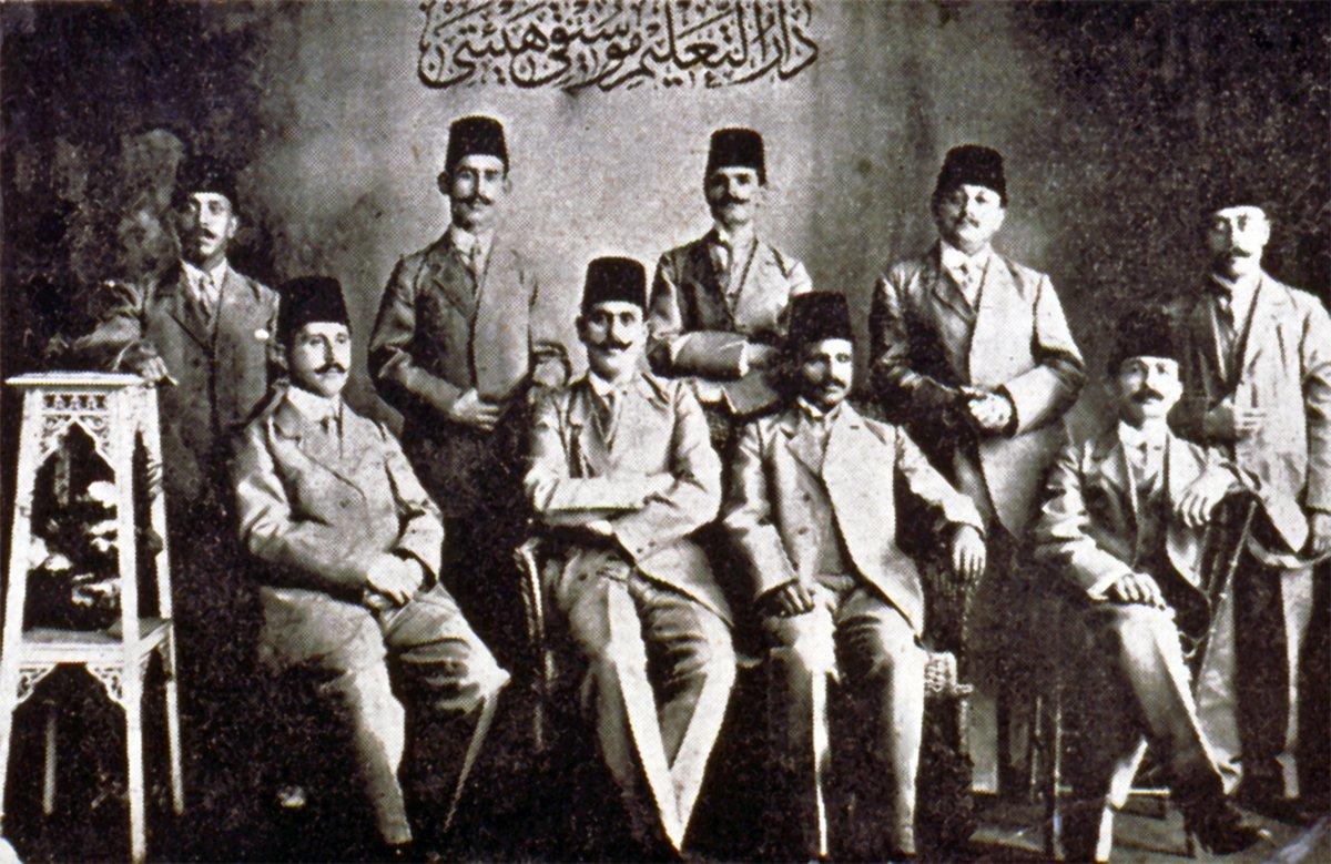 Dârütta‘lîm-i Mûsikî Cemiyeti kurucuları ve ilk üyeleri (ayaktakiler [soldan sağa]: Hânende Arap Cemal, neyzen İhsan, ûdî Fahri Kopuz, tanburî Ahmet Bey, kanunî ve hânende Reşad Bey; oturanlar [soldan sağa]: Kemanî ve ûdî Hâşim Bey, hânende Sıdkı Bey, kanunî Âmâ Bey, kemanî Reşad Erer)