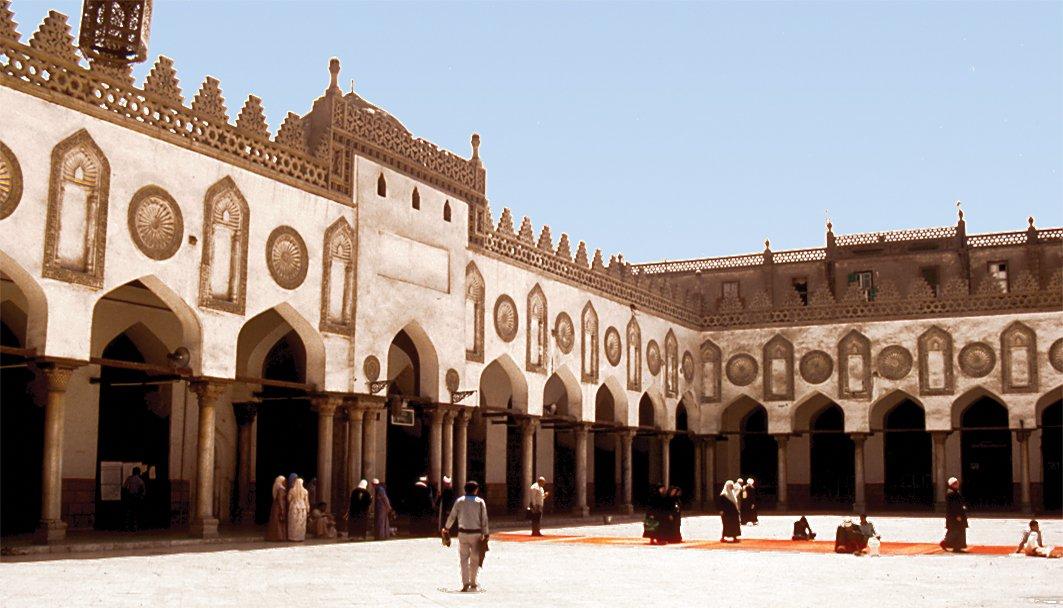 Günümüzde de Da‘ve ve Usûlüddin fakültelerine ait derslerin yapıldığı Ezher Camii avlusu ile revaklar