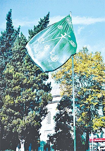 Barbaros Hayreddin Paşa Türbesi’nde muhafaza edilen ve bir merasim esnasında göndere çekilen Barbaros’a ait sancak – Beşiktaş/İstanbul