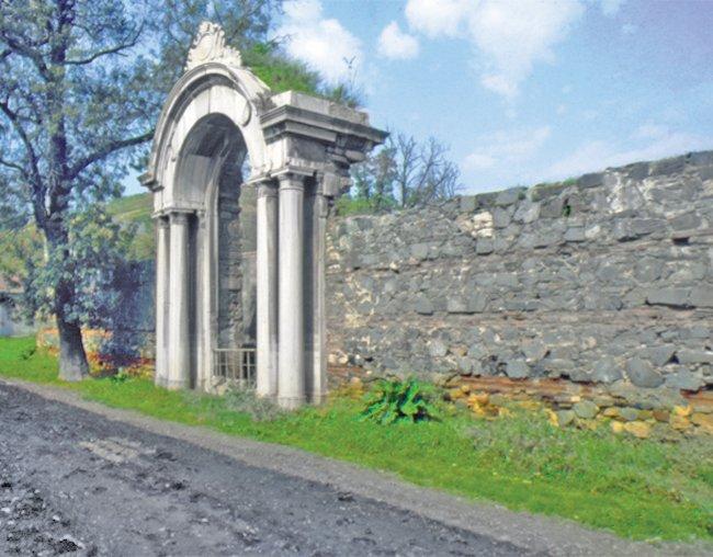 Çağlayan Kasrı’ndan günümüze ulaşmış duvar ve kapılardan biri – Kâğıthane/İstanbul