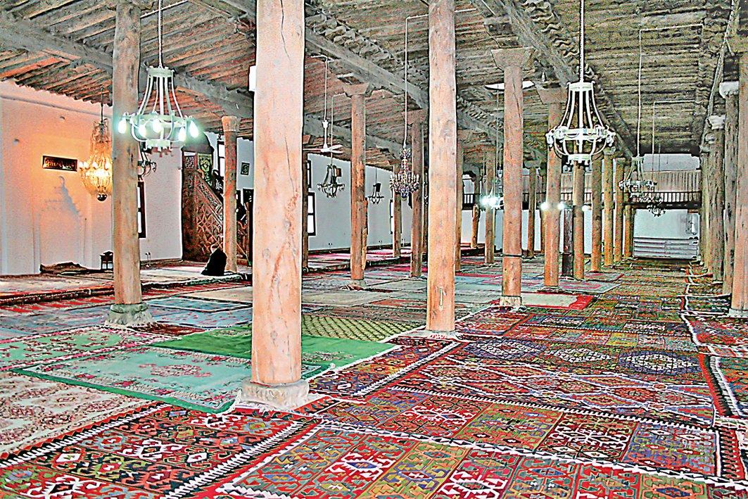 Sivrihisar Ulucamii’nin içinden bir görünüş