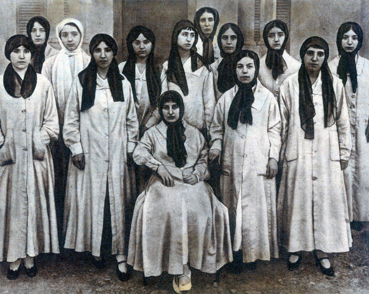 Kızılay’ın Millî Mücadele sırasında cephe gerisinde görev yapan elemanlarından içlerinde Halide Edip Adıvar’ın da bulunduğu (oturan) bir grup