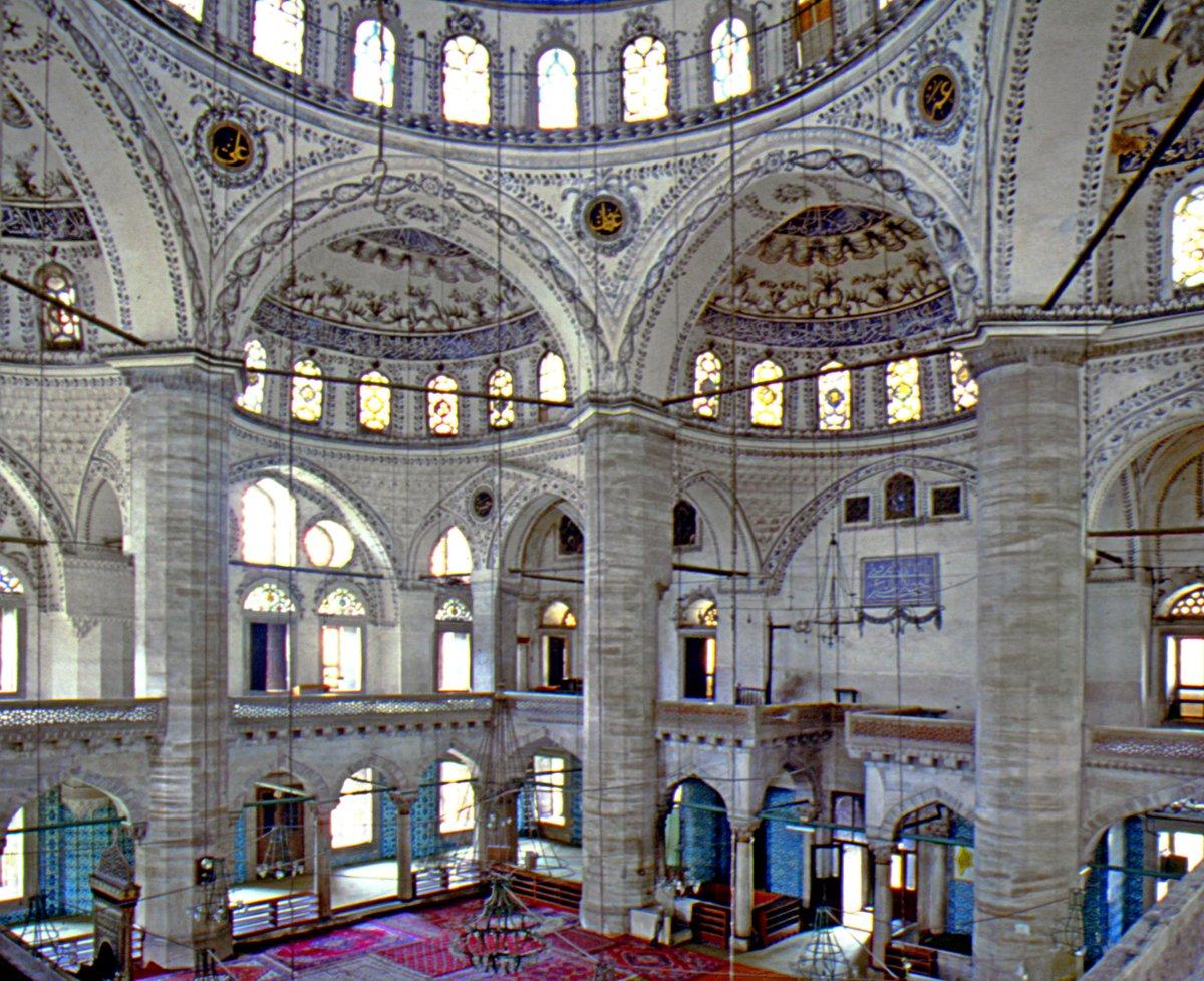 Hekimoğlu Ali Paşa Camii’nin içinden bir görünüş