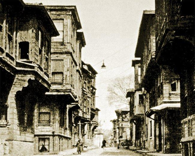 İstanbul’da Süleymaniye’deki ahşap evleri gösteren eski bir fotoğraf (Arkitekt, sy. 6 [1960], s. 93)