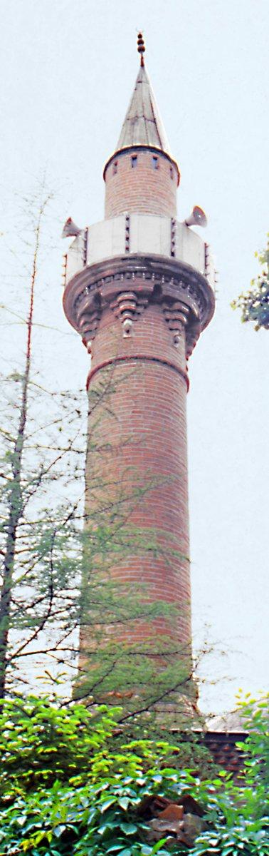Alâeddin Bey Camii’nin tuğladan yapılmış minaresi