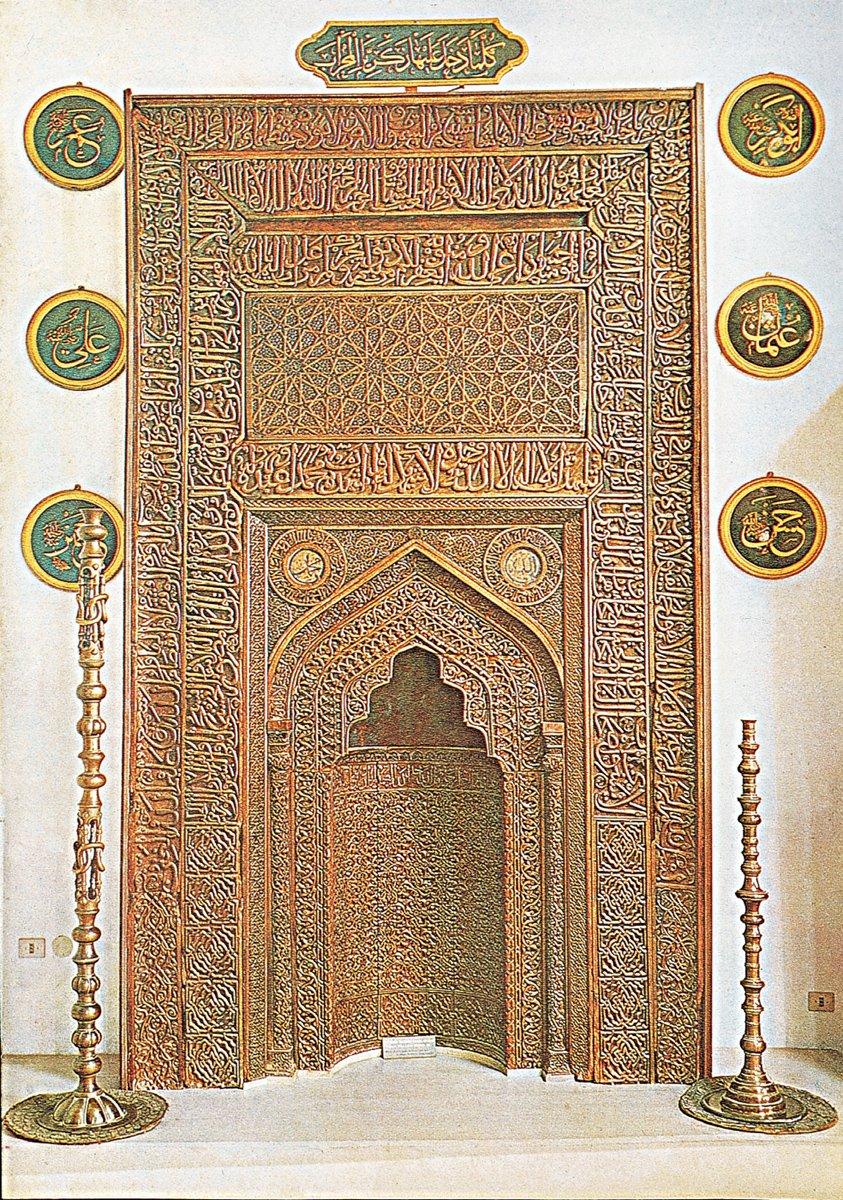 Ürgüp Demse köyündeki Taşkın Paşa Camii’nin XIV. yüzyılın ikinci yarısına ait, ceviz ağacından oyma tekniğinde yapılan mihrabı (Ankara Etnografya Müzesi)