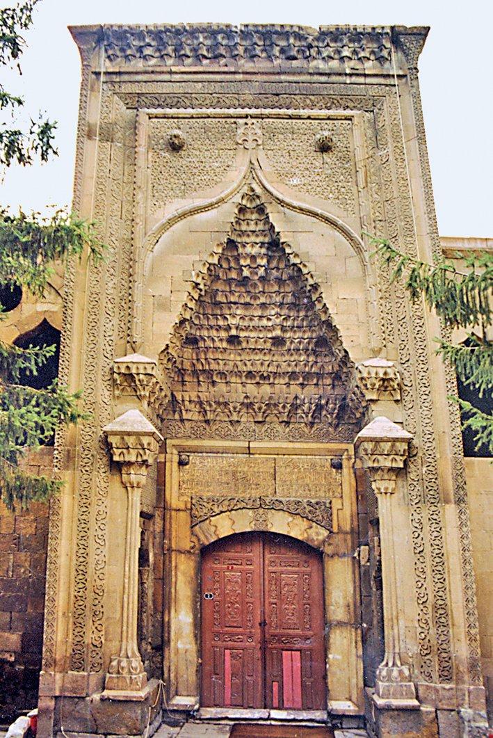 Akmedrese’nin taçkapısı
