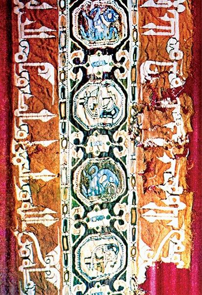 Endülüs’te dokunmuş kûfî yazılı kumaş parçası(Real Academia de la Historia – Madrid)