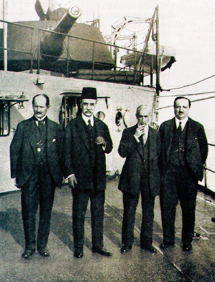 Sevr Antlaşması’nı imzalayan heyet (soldan sağa: Rıza Tevfik, Damad Ferid Paşa, Hâdi Paşa ve Reşid Hâlis)