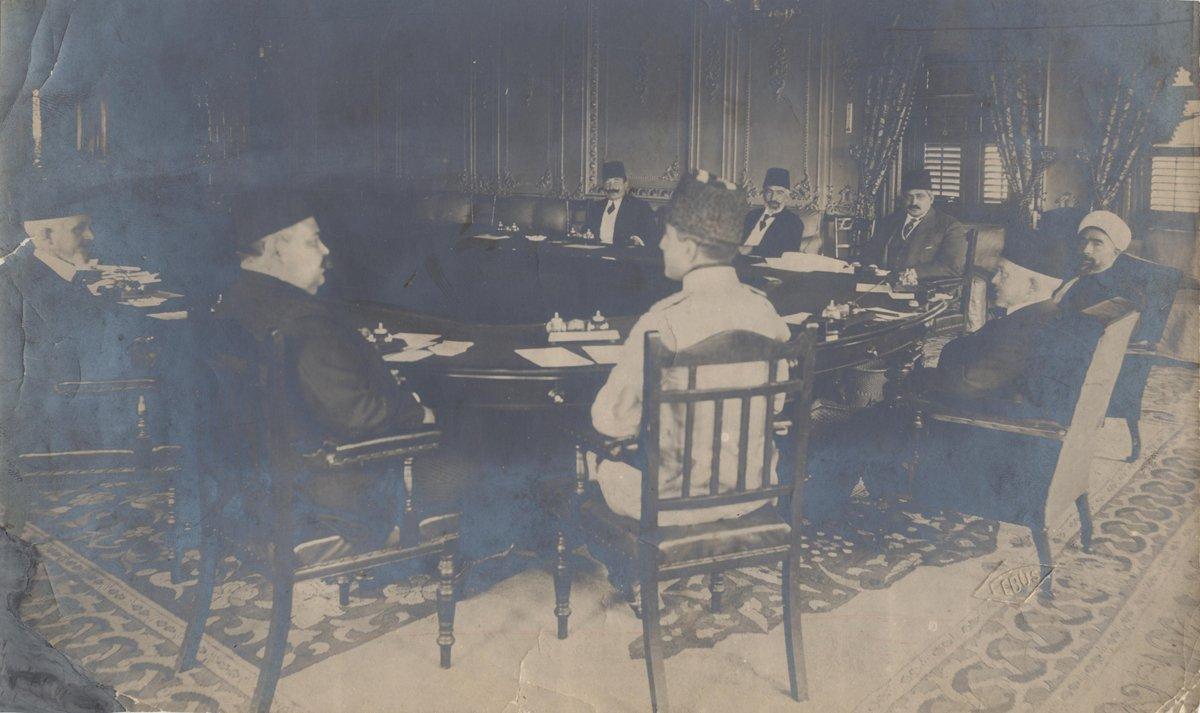 Said Halim Paşa sadrazamlığı dönemindebir toplantıda (soldan sağa: Abbas Halim Paşa, Halil Menteşe, Enver Paşa, Said Halim Paşa, Mûsâ Kâzım Efendi, Talat Paşa, Adliye nâzırı İbrâhim Bey;M. Ruyan Soydan koleksiyonu)