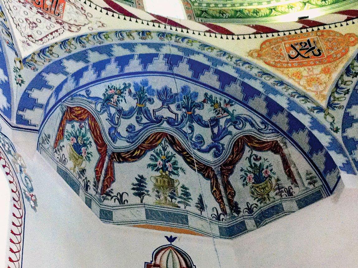 Sinan Paşa Camii’nin kubbe trombundaki kalem işi süsleme