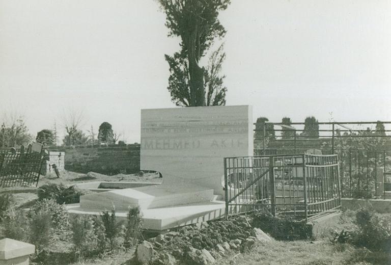 Mehmed Âkif’in Edirnekapı Mezarlığı’nda bulunan ve yol inşaatı sebebiyle taşınan eski mezarı(M. Ruyan Soydan koleksiyonu)