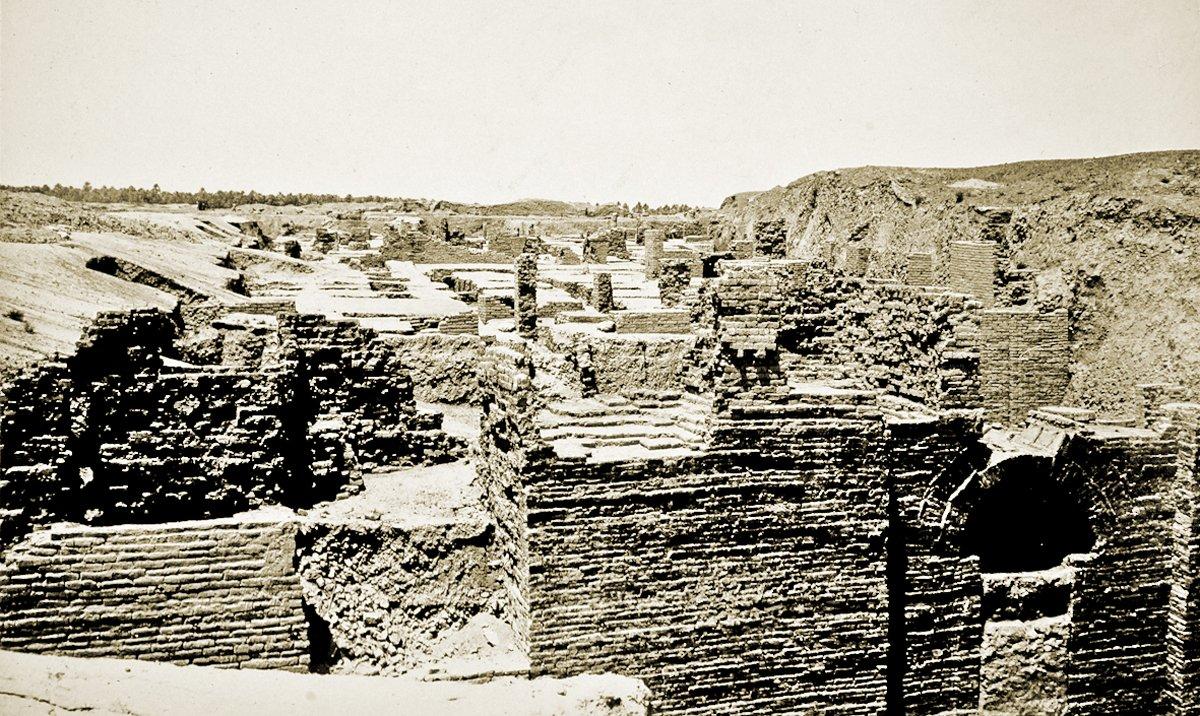 Bâbil harabelerinde meydana çıkarılan Buhtunnasr’ın sarayının temelleri ve sarayın etrafında bulunan kalenin cephesiyle kapısı(İÜ Ktp., Albüm, nr. 90573)