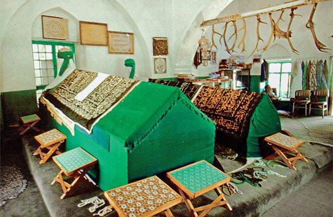 Geyikli Baba’nın Babasultan köyünde bulunan türbesindeki sandukası