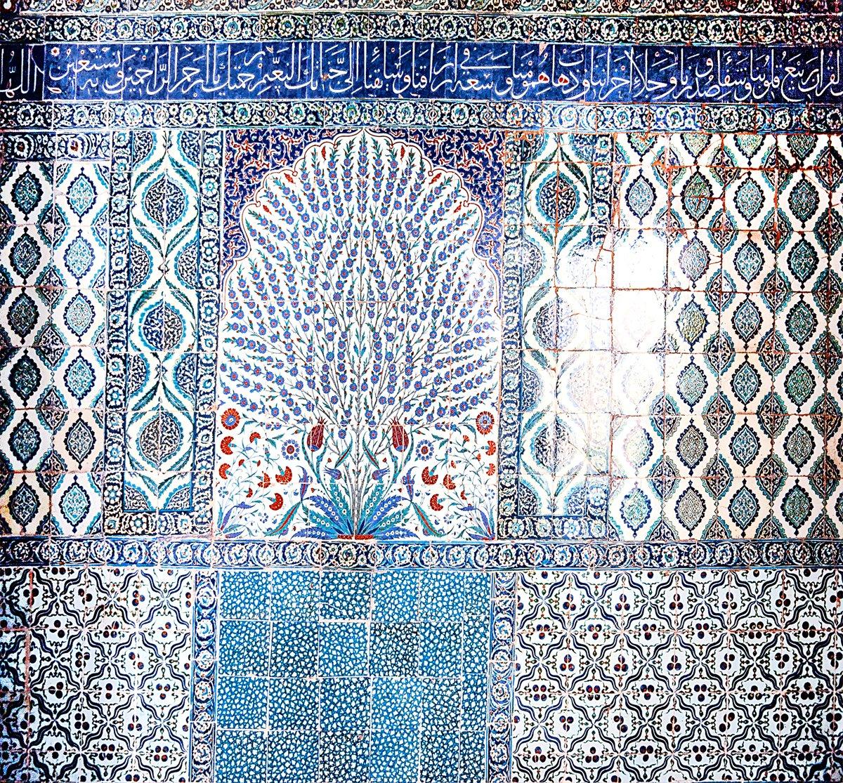 Ayasofya Kütüphanesi’nin çini levhalarla kaplı duvarlarından biri
