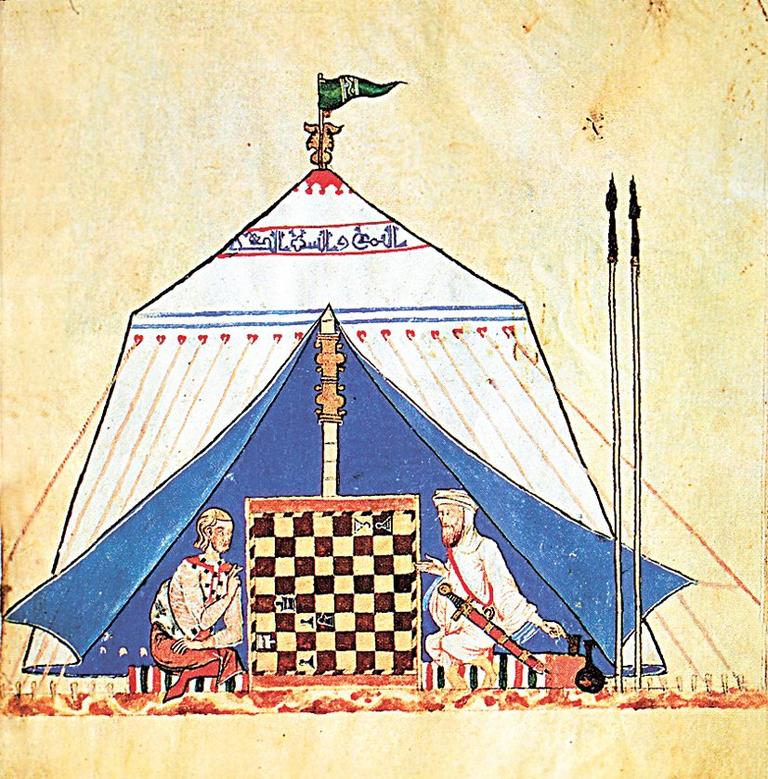Alfanso X el-Sabio’nun Libro del ajedrez (satranç kitabı) adlı eserinde çadırda satranç oynayan bir müslüman ve hıristiyanı gösteren minyatür (Biblioteca del Monasterio San Lorenzo de El Escorial – Madrid)