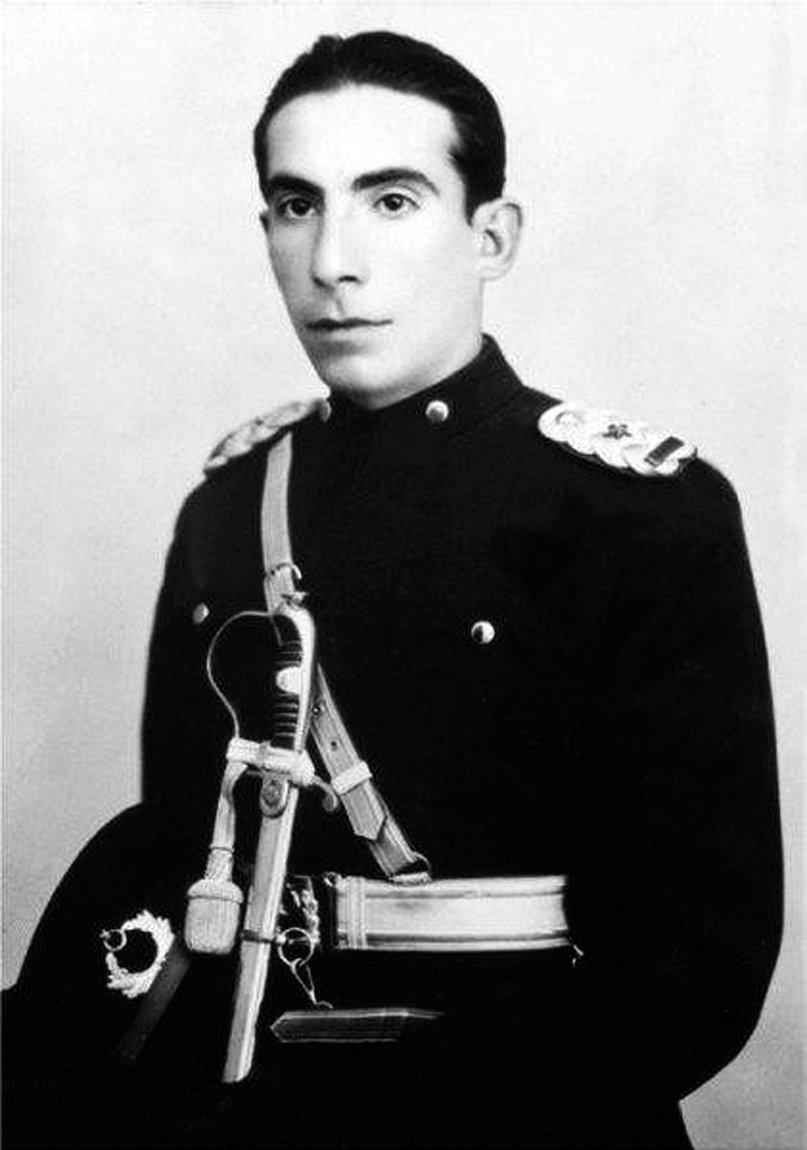 Alparslan Türkeş, Kuleli Askerî Lisesi’ni bitirdiği 1936 yılında asteğmen rütbesiyle