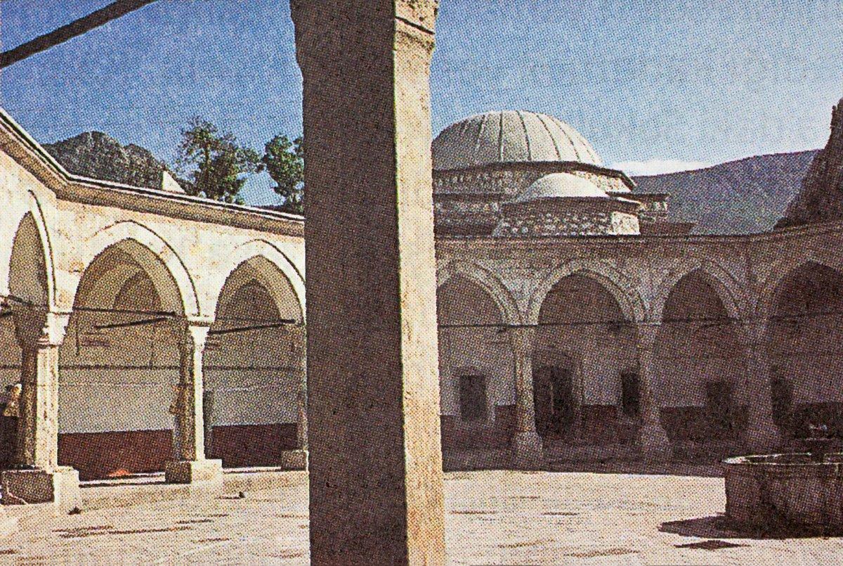Sekizgen planlı olarak inşa edilenAmasya Kapı Ağası Medresesi’nin avlusu