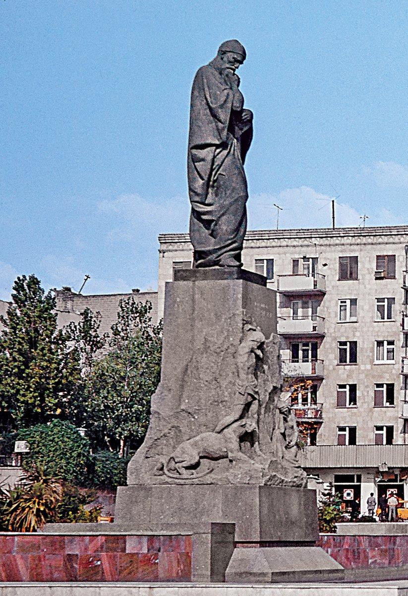 Bakü’de Fuzûlî Âbidesi