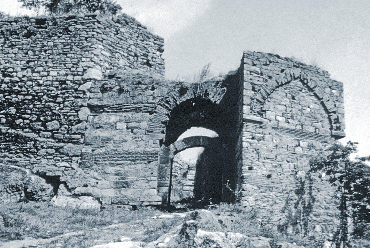 XV. yüzyılda Osmanlılar tarafından yeniden inşa edilen şehir kalesinin batı kapısı – Dimetoka