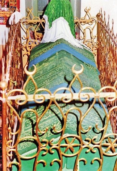 Çerkeşî Mustafa Efendi’nin kendi unvanı ile adlandırılan Pîr-i Sânî Camii’nin içindeki sandukası – Çerkeş/Çankırı