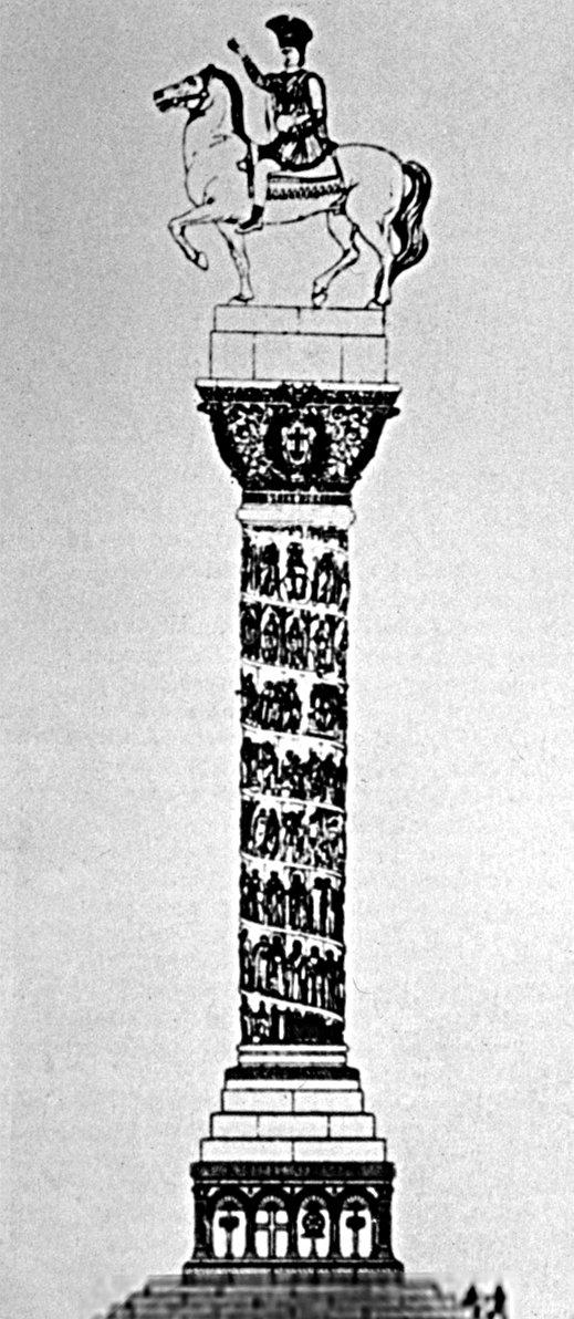 Cornelius Gurlitt’in çizdiği restitüsyona göre Ayasofya önündeki anıtın üzerinde, sol elinde küre tutan atlı imparator heykeli (Die Baukunst Konstantinopels, Berlin 1909-1912, lv. 18)