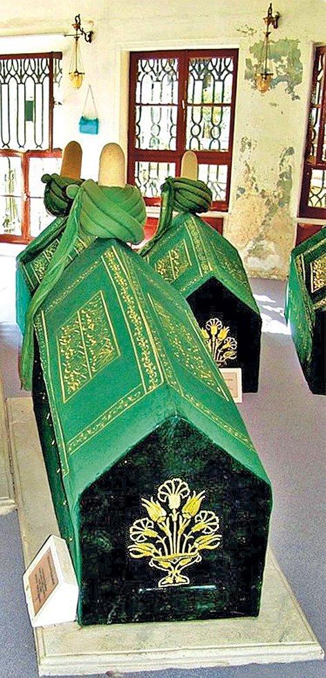 Şeyh Galib’in Galata Mevlevîhânesi avlusundaki türbesi içindeki sandukası